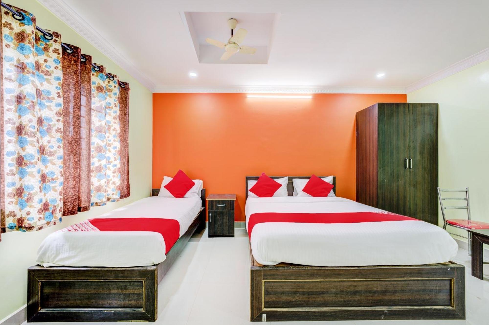 Oyo Flagship 76521 Manan Paradise Hotel 3*